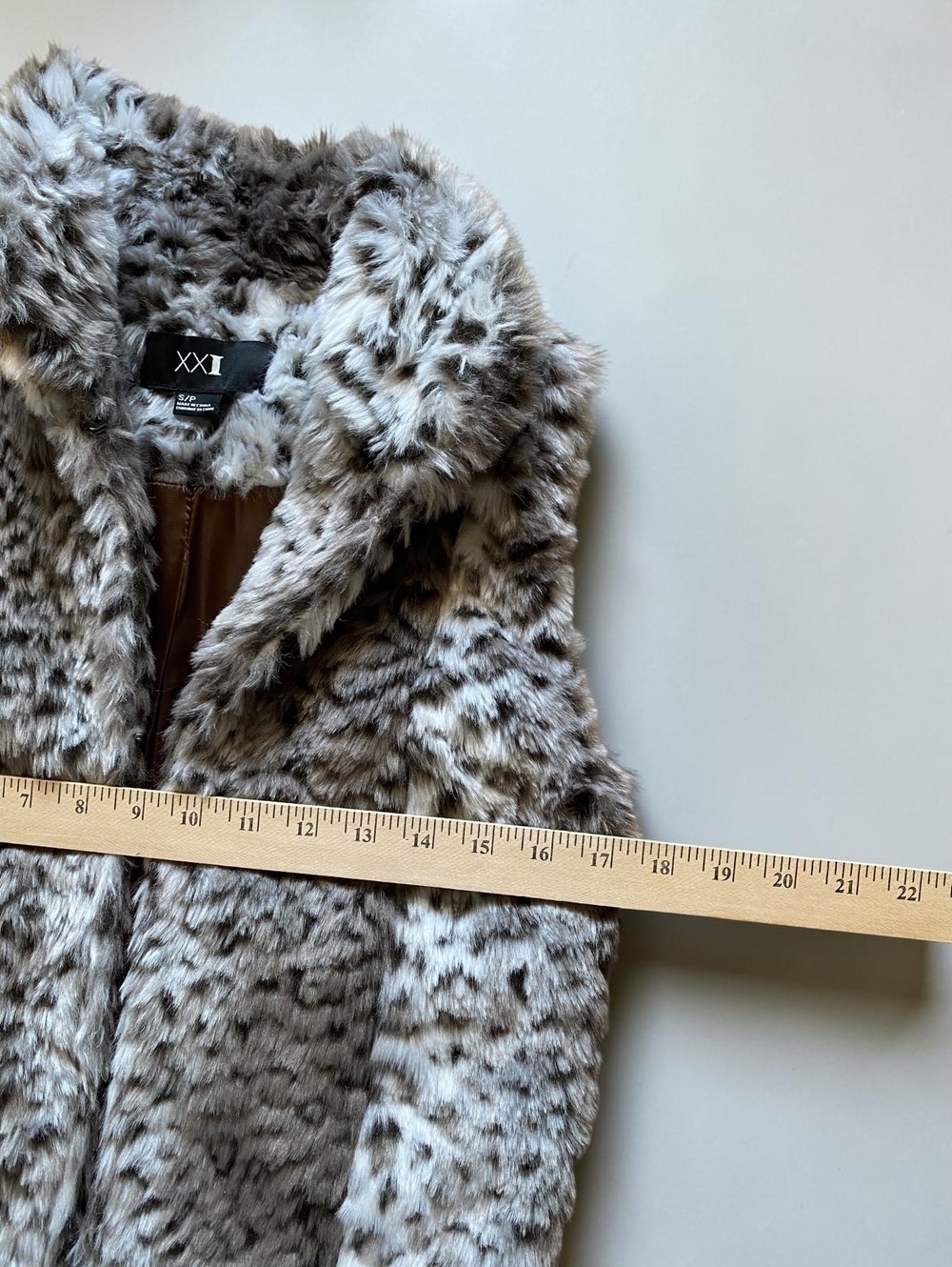Forever 21 XXI Womens Vest S Lined Faux Fur Snow Leopard Spotted Grey Winter - Picture 4 of 6